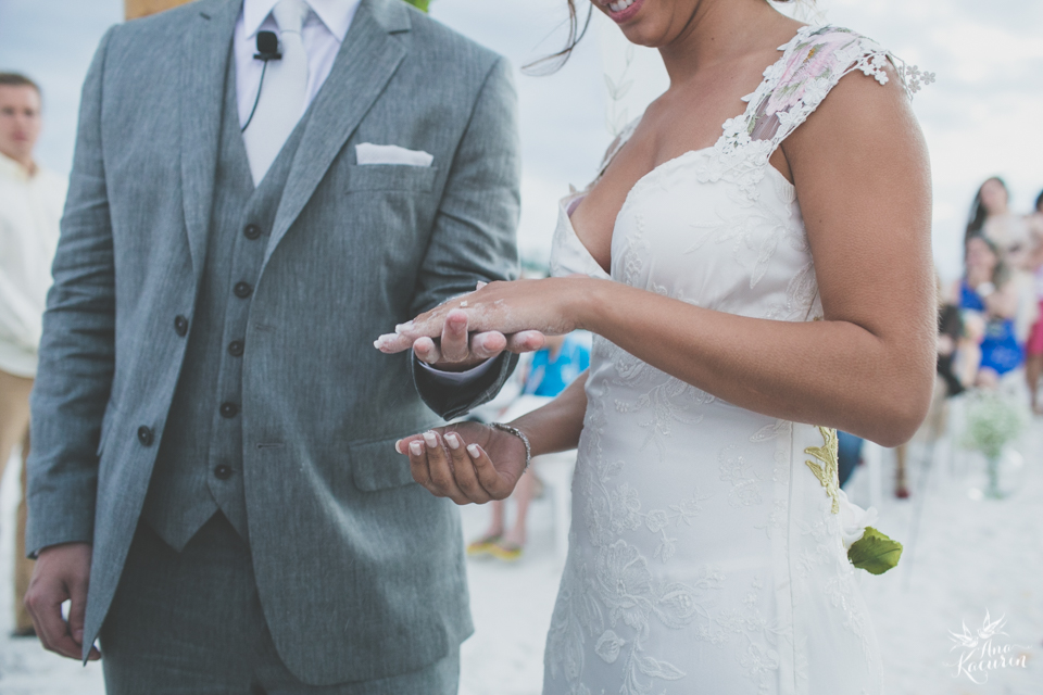 casamento, wedding, casório, casar rj, noivas rj, noiva, noivo, praia, casamento na praia, beach, beach wedding, destination wedding, Yanne, Erik, Cabo Frio, Praia das Dunas, Buzios, Kim Derick Filmes, Ana Kacurin, aliança, alianças, wedding ring, sand