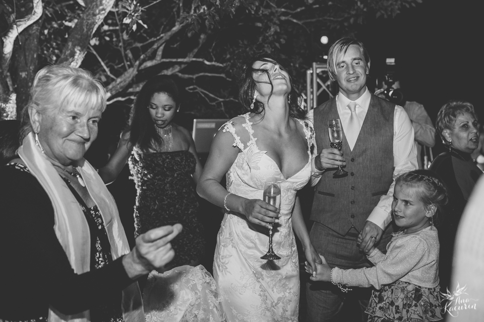 casamento, wedding, casório, casar rj, noivas rj, noiva, noivo, praia, casamento na praia, beach, beach wedding, destination wedding, Yanne, Erik, Cabo Frio, Praia das Dunas, Buzios, Kim Derick Filmes, Ana Kacurin, decor, luzes decorativas, vagalumes e pi