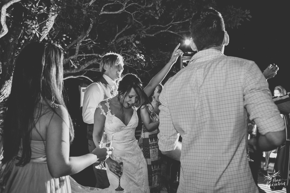 casamento, wedding, casório, casar rj, noivas rj, noiva, noivo, praia, casamento na praia, beach, beach wedding, destination wedding, Yanne, Erik, Cabo Frio, Praia das Dunas, Buzios, Kim Derick Filmes, Ana Kacurin, decor, luzes decorativas, vagalumes e pi