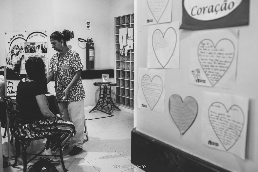 Parto normal humanizado de Maria Julia, filha de Vitor Paravidino e Tatiana Henriques, que aconteceu na Casa de Parto Davi Capistrano em Realengo, Rio de Janeiro, a famosa Casinha, fotografado por Ana Kacurin.