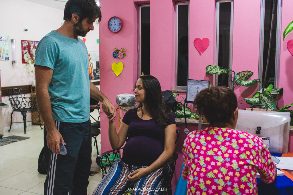 Parto normal humanizado de Maria Julia, filha de Vitor Paravidino e Tatiana Henriques, que aconteceu na Casa de Parto Davi Capistrano em Realengo, Rio de Janeiro, a famosa Casinha, fotografado por Ana Kacurin.