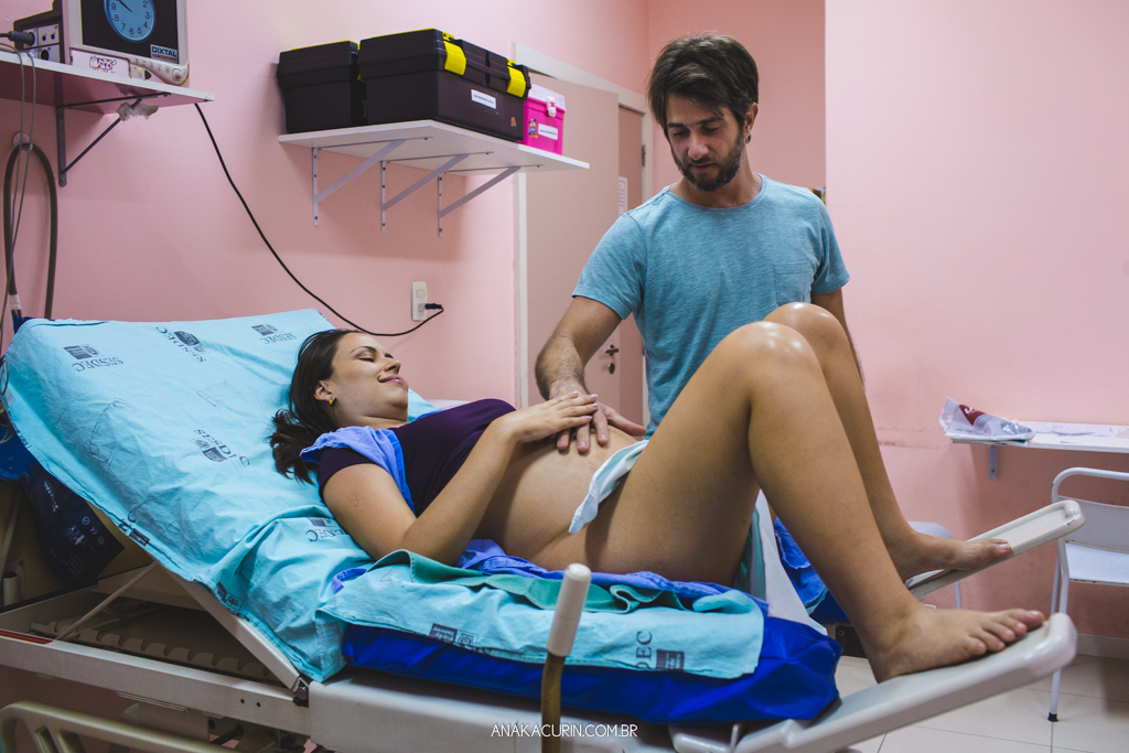 Parto normal humanizado de Maria Julia, filha de Vitor Paravidino e Tatiana Henriques, que aconteceu na Casa de Parto Davi Capistrano em Realengo, Rio de Janeiro, a famosa Casinha, fotografado por Ana Kacurin.