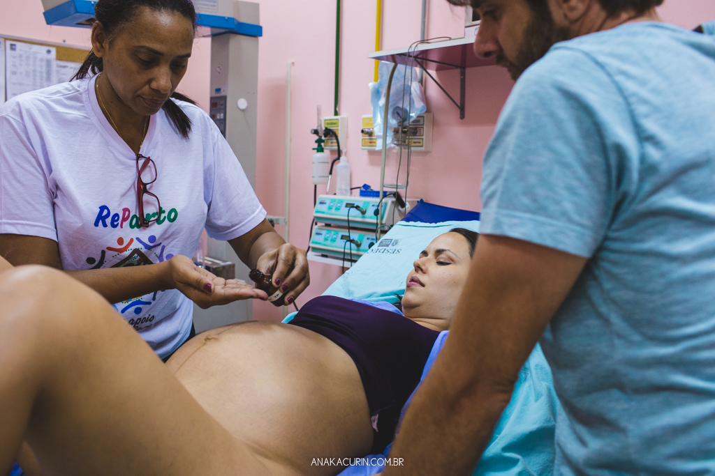 Parto normal humanizado de Maria Julia, filha de Vitor Paravidino e Tatiana Henriques, que aconteceu na Casa de Parto Davi Capistrano em Realengo, Rio de Janeiro, a famosa Casinha, fotografado por Ana Kacurin.