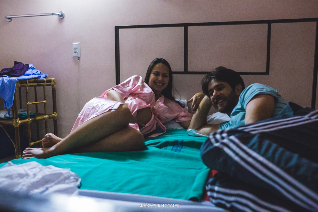 Parto normal humanizado de Maria Julia, filha de Vitor Paravidino e Tatiana Henriques, que aconteceu na Casa de Parto Davi Capistrano em Realengo, Rio de Janeiro, a famosa Casinha, fotografado por Ana Kacurin.