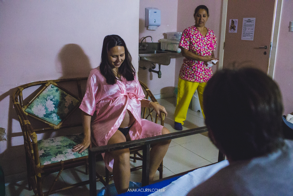 Parto normal humanizado de Maria Julia, filha de Vitor Paravidino e Tatiana Henriques, que aconteceu na Casa de Parto Davi Capistrano em Realengo, Rio de Janeiro, a famosa Casinha, fotografado por Ana Kacurin.
