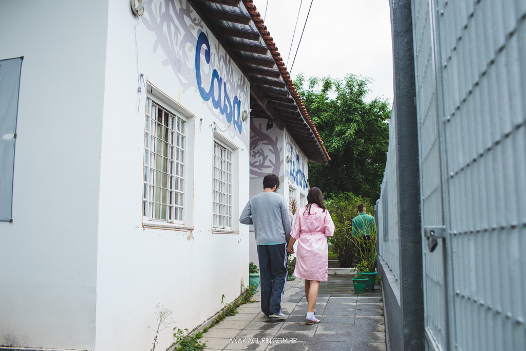 Parto normal humanizado de Maria Julia, filha de Vitor Paravidino e Tatiana Henriques, que aconteceu na Casa de Parto Davi Capistrano em Realengo, Rio de Janeiro, a famosa Casinha, fotografado por Ana Kacurin.
