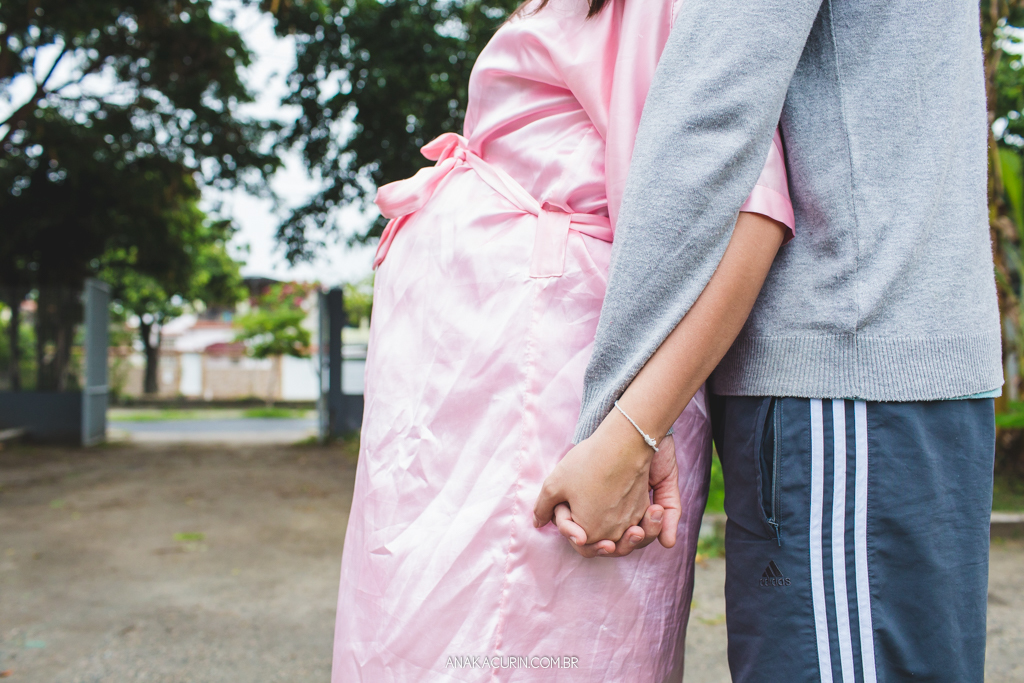 Parto normal humanizado de Maria Julia, filha de Vitor Paravidino e Tatiana Henriques, que aconteceu na Casa de Parto Davi Capistrano em Realengo, Rio de Janeiro, a famosa Casinha, fotografado por Ana Kacurin.