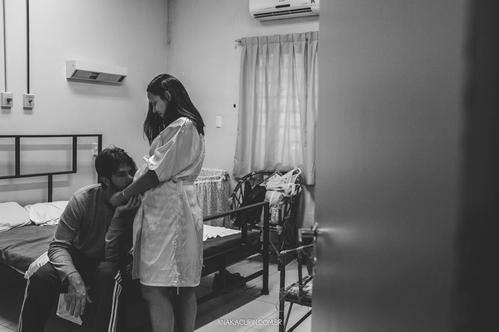 Parto normal humanizado de Maria Julia, filha de Vitor Paravidino e Tatiana Henriques, que aconteceu na Casa de Parto Davi Capistrano em Realengo, Rio de Janeiro, a famosa Casinha, fotografado por Ana Kacurin.