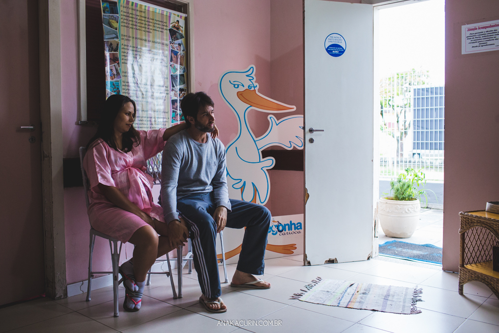 Parto normal humanizado de Maria Julia, filha de Vitor Paravidino e Tatiana Henriques, que aconteceu na Casa de Parto Davi Capistrano em Realengo, Rio de Janeiro, a famosa Casinha, fotografado por Ana Kacurin.
