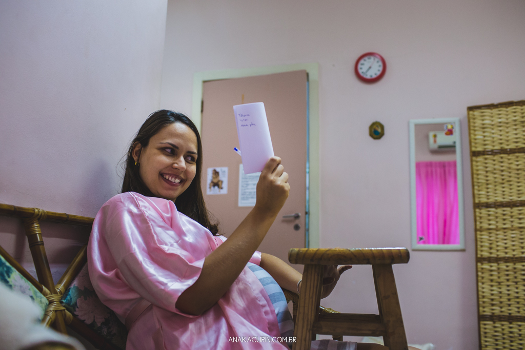 Parto normal humanizado de Maria Julia, filha de Vitor Paravidino e Tatiana Henriques, que aconteceu na Casa de Parto Davi Capistrano em Realengo, Rio de Janeiro, a famosa Casinha, fotografado por Ana Kacurin.