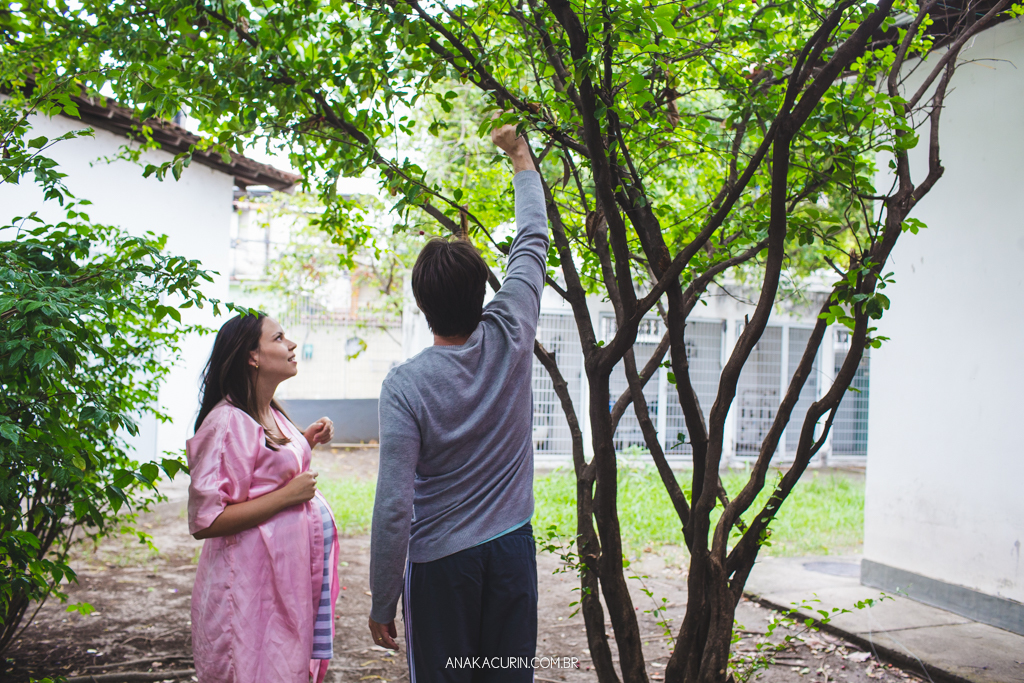 Parto normal humanizado de Maria Julia, filha de Vitor Paravidino e Tatiana Henriques, que aconteceu na Casa de Parto Davi Capistrano em Realengo, Rio de Janeiro, a famosa Casinha, fotografado por Ana Kacurin.