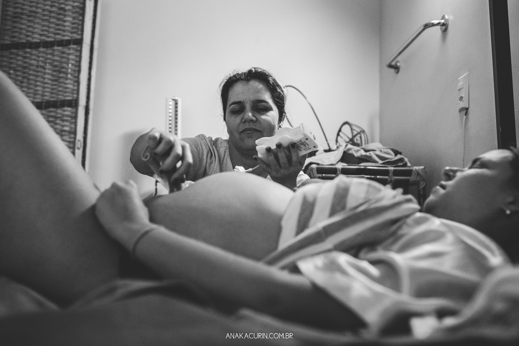 Parto normal humanizado de Maria Julia, filha de Vitor Paravidino e Tatiana Henriques, que aconteceu na Casa de Parto Davi Capistrano em Realengo, Rio de Janeiro, a famosa Casinha, fotografado por Ana Kacurin.