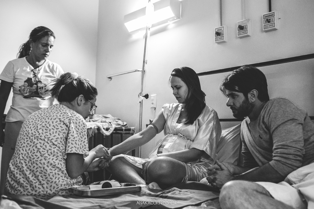 Parto normal humanizado de Maria Julia, filha de Vitor Paravidino e Tatiana Henriques, que aconteceu na Casa de Parto Davi Capistrano em Realengo, Rio de Janeiro, a famosa Casinha, fotografado por Ana Kacurin.