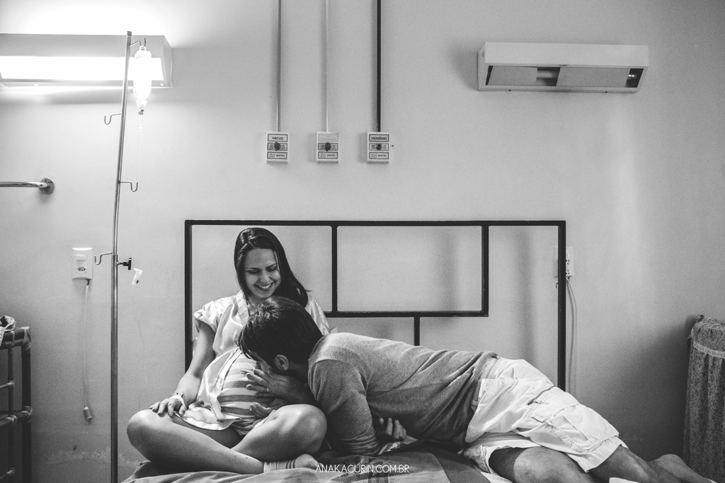 Parto normal humanizado de Maria Julia, filha de Vitor Paravidino e Tatiana Henriques, que aconteceu na Casa de Parto Davi Capistrano em Realengo, Rio de Janeiro, a famosa Casinha, fotografado por Ana Kacurin.