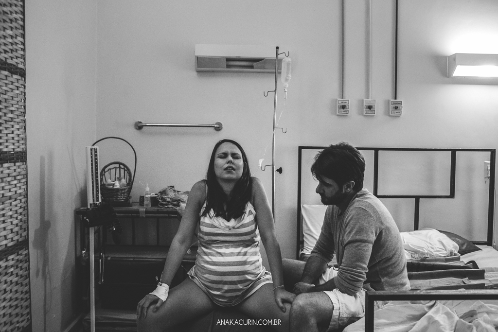 Parto normal humanizado de Maria Julia, filha de Vitor Paravidino e Tatiana Henriques, que aconteceu na Casa de Parto Davi Capistrano em Realengo, Rio de Janeiro, a famosa Casinha, fotografado por Ana Kacurin.