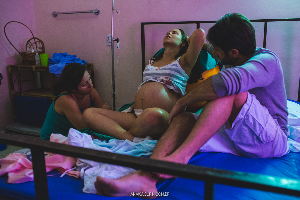 Parto normal humanizado de Maria Julia, filha de Vitor Paravidino e Tatiana Henriques, que aconteceu na Casa de Parto Davi Capistrano em Realengo, Rio de Janeiro, a famosa Casinha, fotografado por Ana Kacurin.