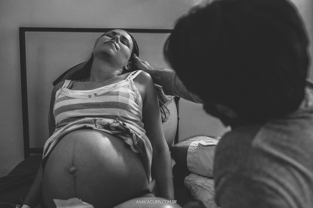 Parto normal humanizado de Maria Julia, filha de Vitor Paravidino e Tatiana Henriques, que aconteceu na Casa de Parto Davi Capistrano em Realengo, Rio de Janeiro, a famosa Casinha, fotografado por Ana Kacurin.