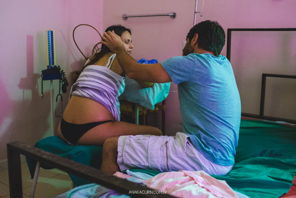 Parto normal humanizado de Maria Julia, filha de Vitor Paravidino e Tatiana Henriques, que aconteceu na Casa de Parto Davi Capistrano em Realengo, Rio de Janeiro, a famosa Casinha, fotografado por Ana Kacurin.