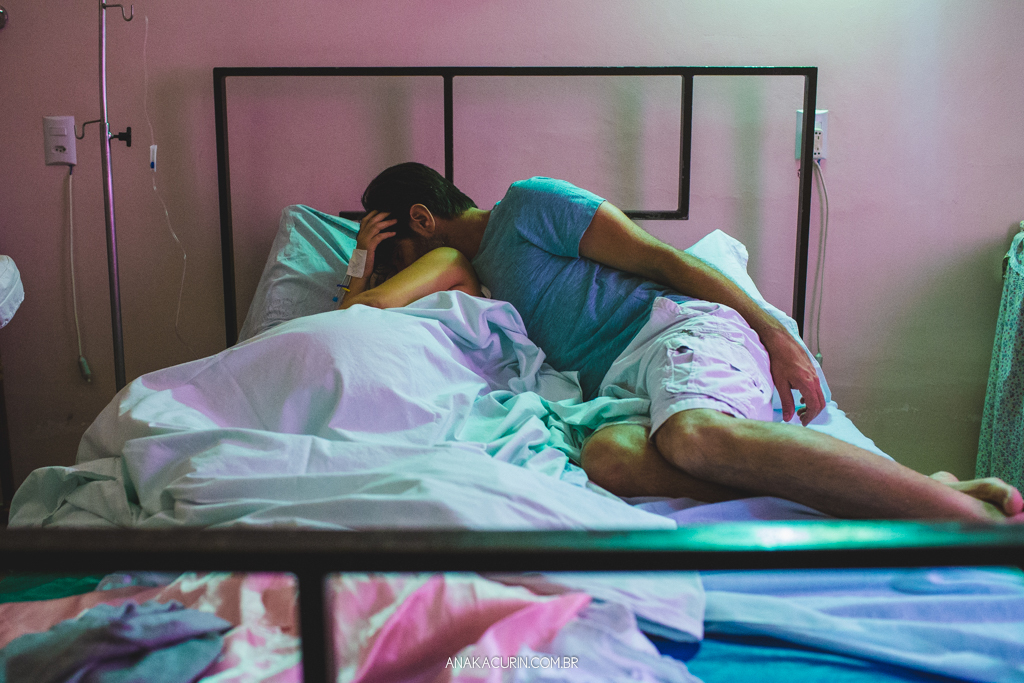 Parto normal humanizado de Maria Julia, filha de Vitor Paravidino e Tatiana Henriques, que aconteceu na Casa de Parto Davi Capistrano em Realengo, Rio de Janeiro, a famosa Casinha, fotografado por Ana Kacurin.