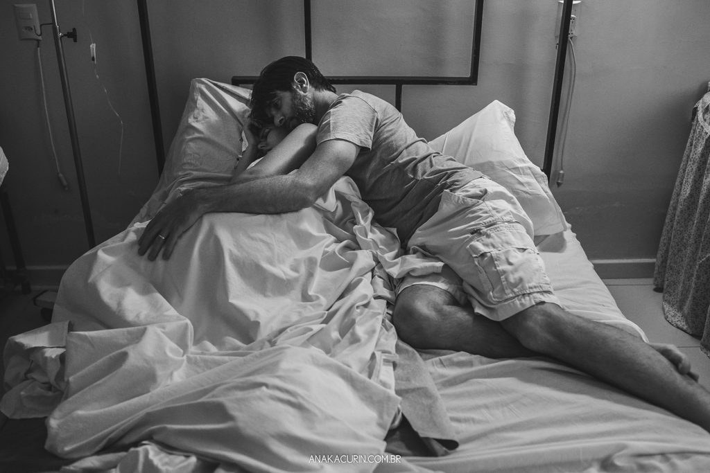 Parto normal humanizado de Maria Julia, filha de Vitor Paravidino e Tatiana Henriques, que aconteceu na Casa de Parto Davi Capistrano em Realengo, Rio de Janeiro, a famosa Casinha, fotografado por Ana Kacurin.