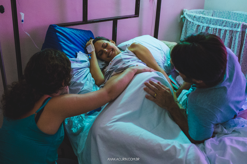 Parto normal humanizado de Maria Julia, filha de Vitor Paravidino e Tatiana Henriques, que aconteceu na Casa de Parto Davi Capistrano em Realengo, Rio de Janeiro, a famosa Casinha, fotografado por Ana Kacurin.