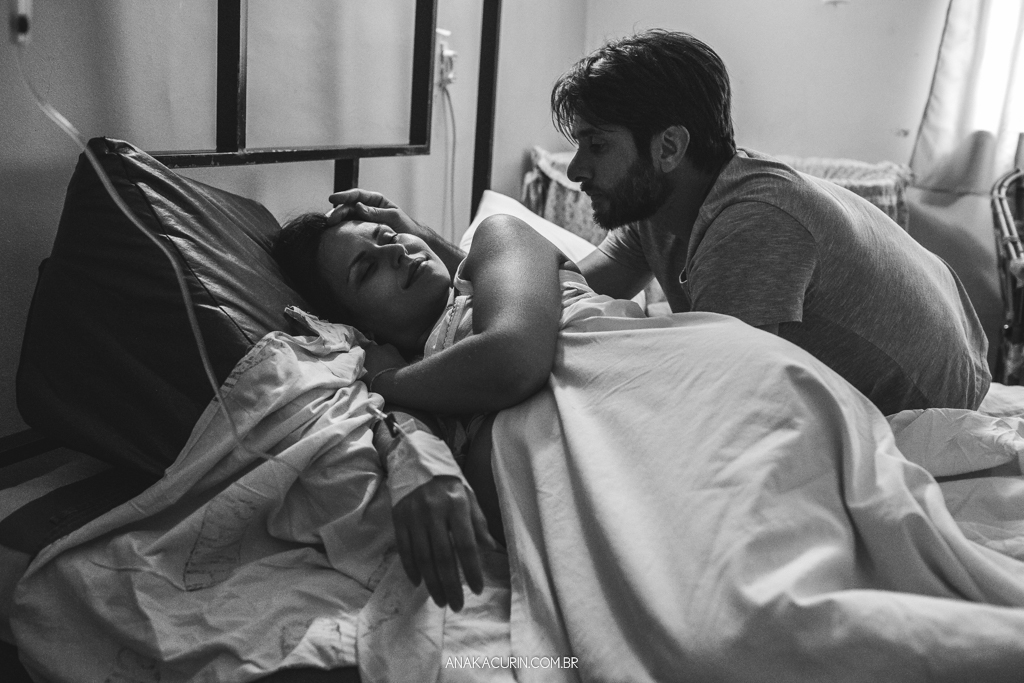 Parto normal humanizado de Maria Julia, filha de Vitor Paravidino e Tatiana Henriques, que aconteceu na Casa de Parto Davi Capistrano em Realengo, Rio de Janeiro, a famosa Casinha, fotografado por Ana Kacurin.