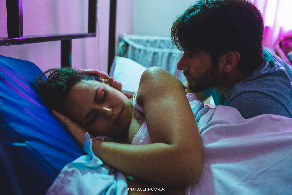 Parto normal humanizado de Maria Julia, filha de Vitor Paravidino e Tatiana Henriques, que aconteceu na Casa de Parto Davi Capistrano em Realengo, Rio de Janeiro, a famosa Casinha, fotografado por Ana Kacurin.