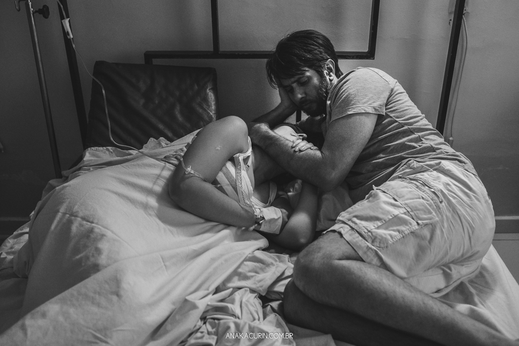 Parto normal humanizado de Maria Julia, filha de Vitor Paravidino e Tatiana Henriques, que aconteceu na Casa de Parto Davi Capistrano em Realengo, Rio de Janeiro, a famosa Casinha, fotografado por Ana Kacurin.