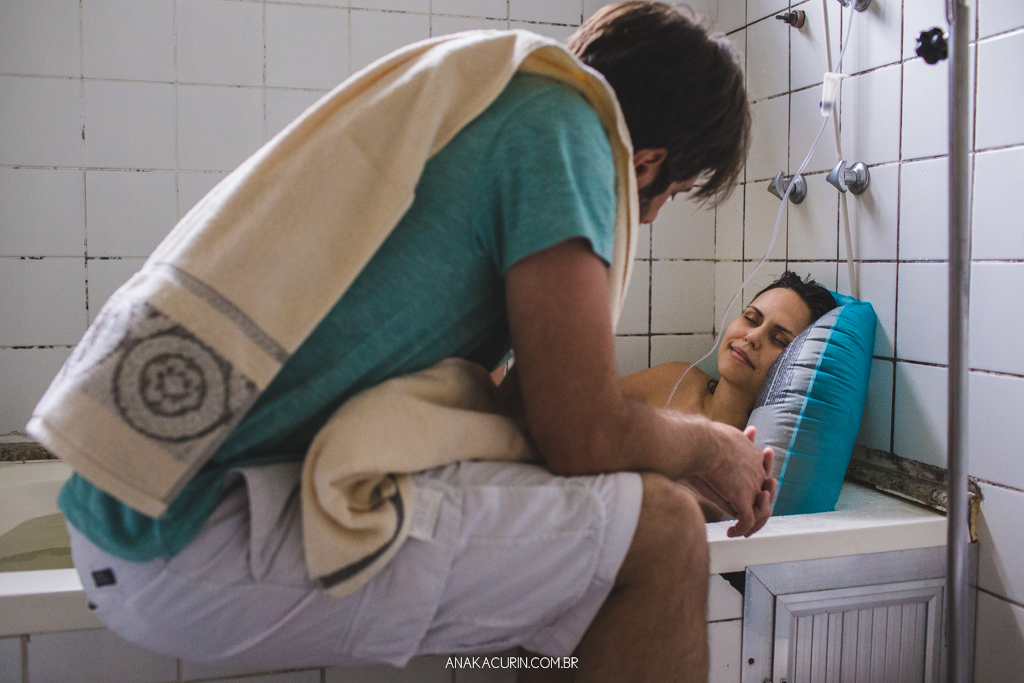 Parto normal humanizado de Maria Julia, filha de Vitor Paravidino e Tatiana Henriques, que aconteceu na Casa de Parto Davi Capistrano em Realengo, Rio de Janeiro, a famosa Casinha, fotografado por Ana Kacurin.
