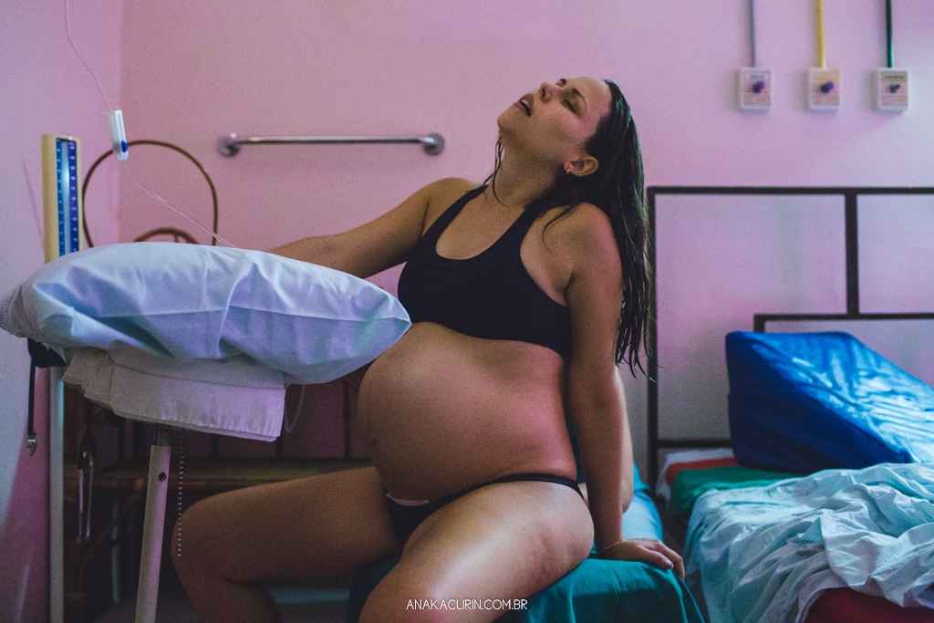 Parto normal humanizado de Maria Julia, filha de Vitor Paravidino e Tatiana Henriques, que aconteceu na Casa de Parto Davi Capistrano em Realengo, Rio de Janeiro, a famosa Casinha, fotografado por Ana Kacurin.