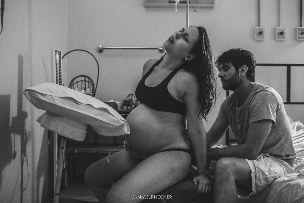 Parto normal humanizado de Maria Julia, filha de Vitor Paravidino e Tatiana Henriques, que aconteceu na Casa de Parto Davi Capistrano em Realengo, Rio de Janeiro, a famosa Casinha, fotografado por Ana Kacurin.