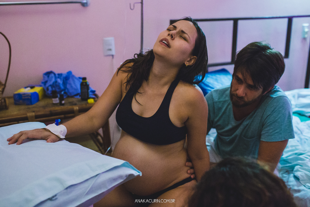 Parto normal humanizado de Maria Julia, filha de Vitor Paravidino e Tatiana Henriques, que aconteceu na Casa de Parto Davi Capistrano em Realengo, Rio de Janeiro, a famosa Casinha, fotografado por Ana Kacurin.