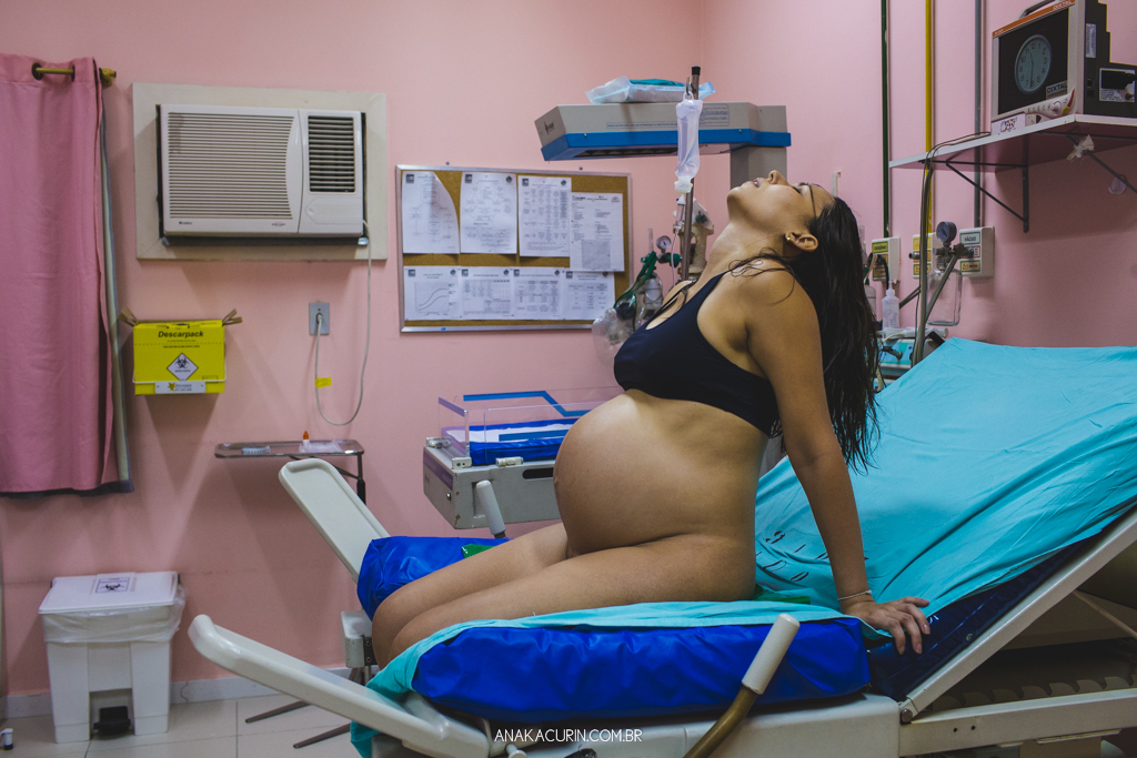 Parto normal humanizado de Maria Julia, filha de Vitor Paravidino e Tatiana Henriques, que aconteceu na Casa de Parto Davi Capistrano em Realengo, Rio de Janeiro, a famosa Casinha, fotografado por Ana Kacurin.