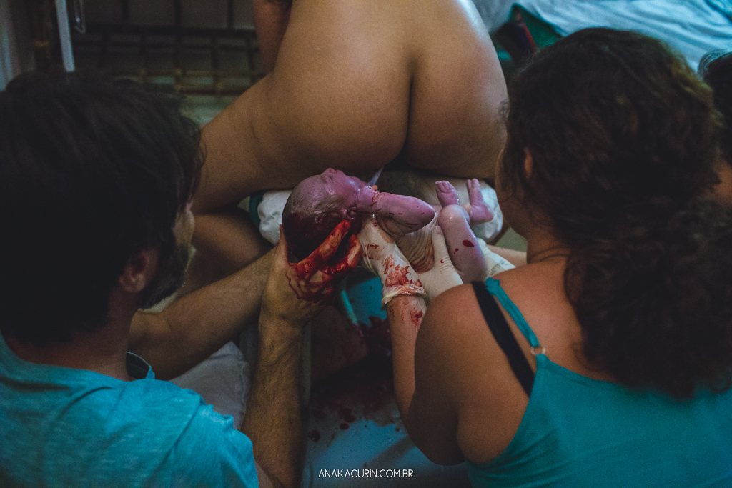 Parto normal humanizado de Maria Julia, filha de Vitor Paravidino e Tatiana Henriques, que aconteceu na Casa de Parto Davi Capistrano em Realengo, Rio de Janeiro, a famosa Casinha, fotografado por Ana Kacurin.