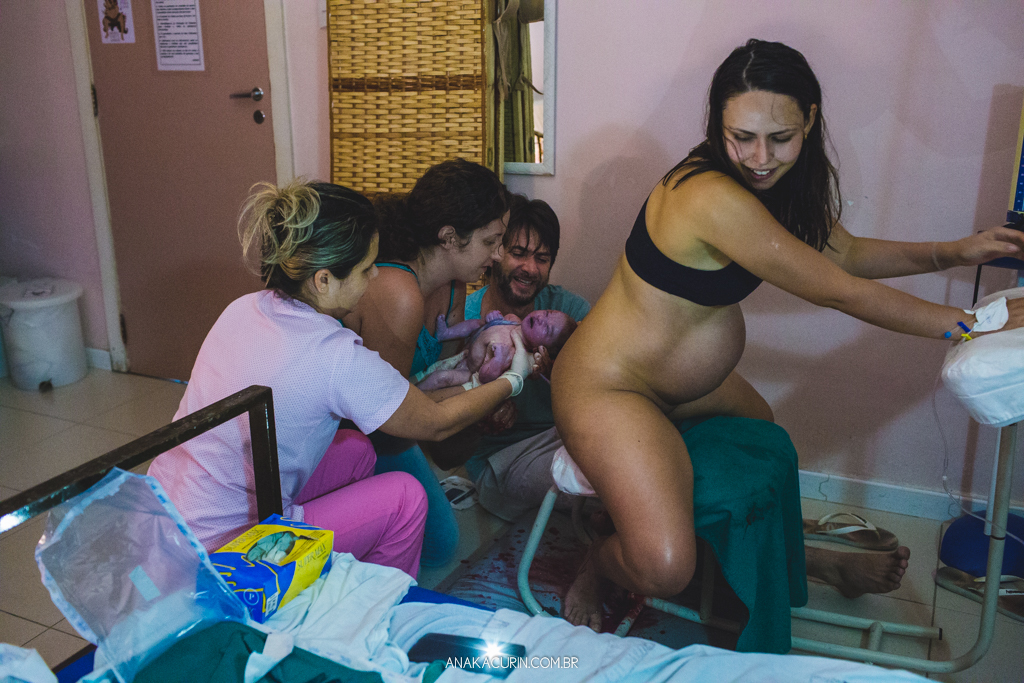 Parto normal humanizado de Maria Julia, filha de Vitor Paravidino e Tatiana Henriques, que aconteceu na Casa de Parto Davi Capistrano em Realengo, Rio de Janeiro, a famosa Casinha, fotografado por Ana Kacurin.