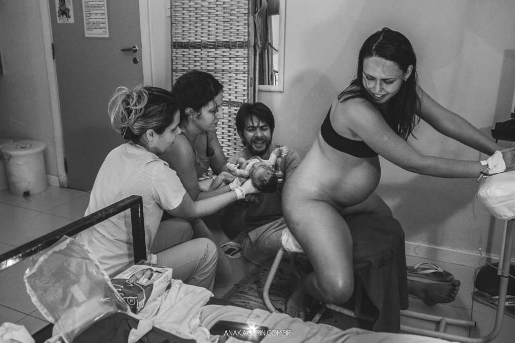 Parto normal humanizado de Maria Julia, filha de Vitor Paravidino e Tatiana Henriques, que aconteceu na Casa de Parto Davi Capistrano em Realengo, Rio de Janeiro, a famosa Casinha, fotografado por Ana Kacurin.