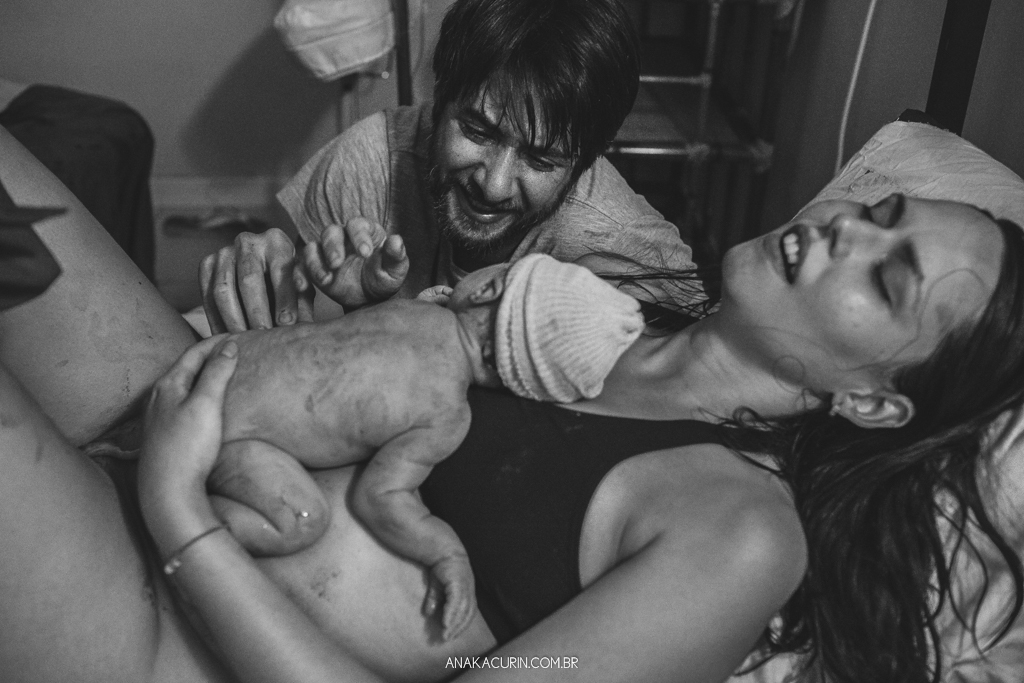Parto normal humanizado de Maria Julia, filha de Vitor Paravidino e Tatiana Henriques, que aconteceu na Casa de Parto Davi Capistrano em Realengo, Rio de Janeiro, a famosa Casinha, fotografado por Ana Kacurin.