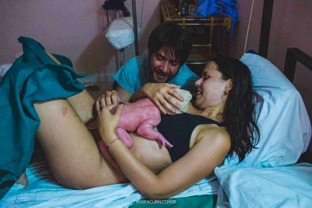 Parto normal humanizado de Maria Julia, filha de Vitor Paravidino e Tatiana Henriques, que aconteceu na Casa de Parto Davi Capistrano em Realengo, Rio de Janeiro, a famosa Casinha, fotografado por Ana Kacurin.