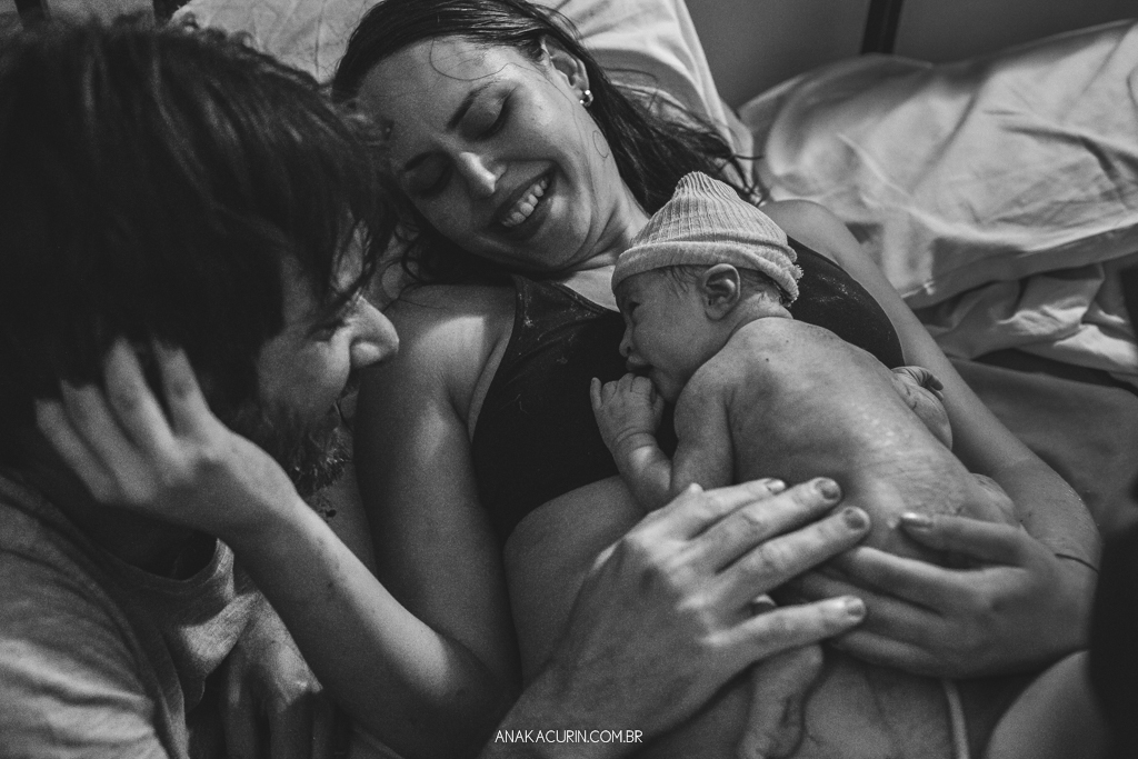 Parto normal humanizado de Maria Julia, filha de Vitor Paravidino e Tatiana Henriques, que aconteceu na Casa de Parto Davi Capistrano em Realengo, Rio de Janeiro, a famosa Casinha, fotografado por Ana Kacurin.