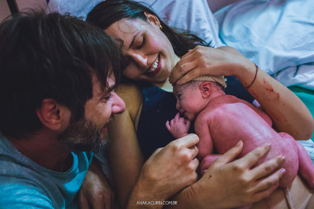 Parto normal humanizado de Maria Julia, filha de Vitor Paravidino e Tatiana Henriques, que aconteceu na Casa de Parto Davi Capistrano em Realengo, Rio de Janeiro, a famosa Casinha, fotografado por Ana Kacurin.