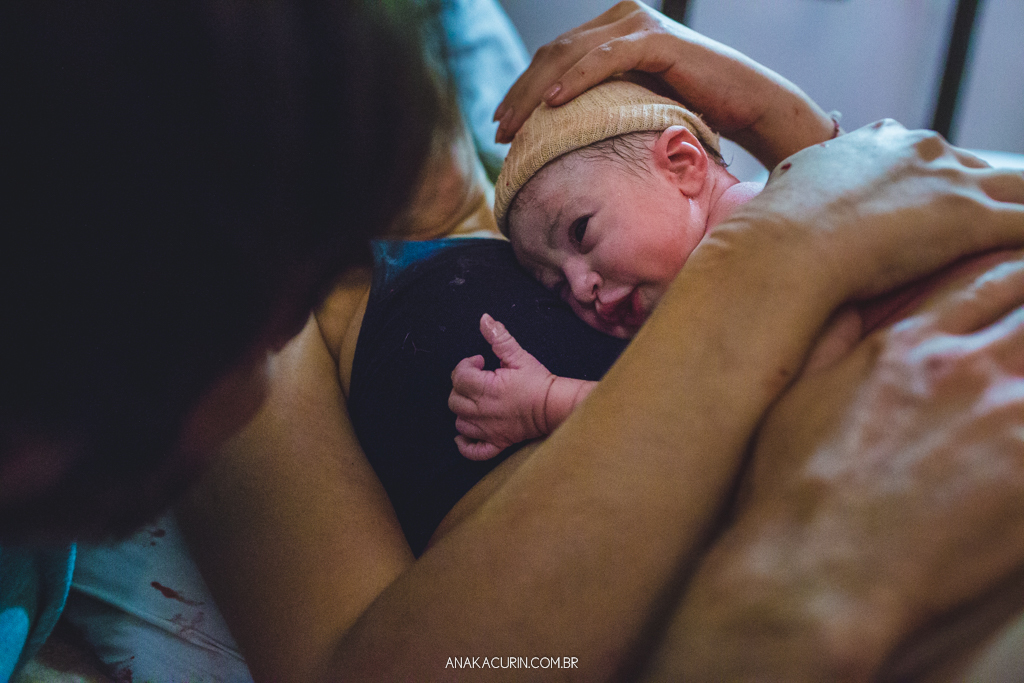 Parto normal humanizado de Maria Julia, filha de Vitor Paravidino e Tatiana Henriques, que aconteceu na Casa de Parto Davi Capistrano em Realengo, Rio de Janeiro, a famosa Casinha, fotografado por Ana Kacurin.