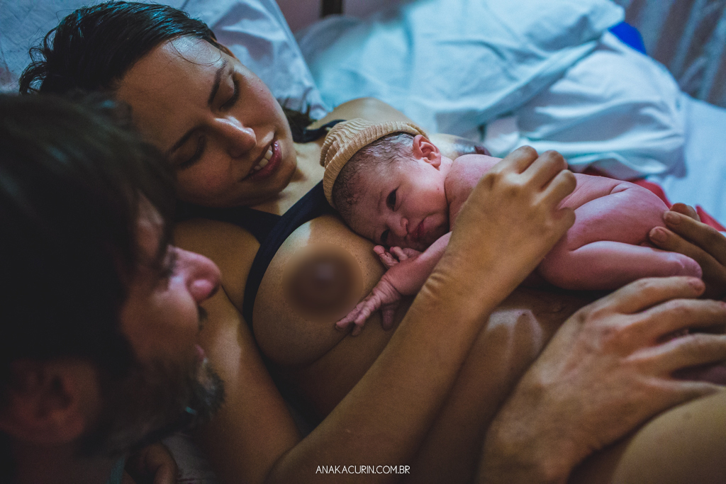 Parto normal humanizado de Maria Julia, filha de Vitor Paravidino e Tatiana Henriques, que aconteceu na Casa de Parto Davi Capistrano em Realengo, Rio de Janeiro, a famosa Casinha, fotografado por Ana Kacurin.