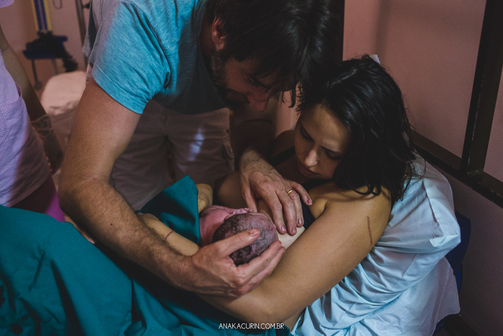 Parto normal humanizado de Maria Julia, filha de Vitor Paravidino e Tatiana Henriques, que aconteceu na Casa de Parto Davi Capistrano em Realengo, Rio de Janeiro, a famosa Casinha, fotografado por Ana Kacurin.