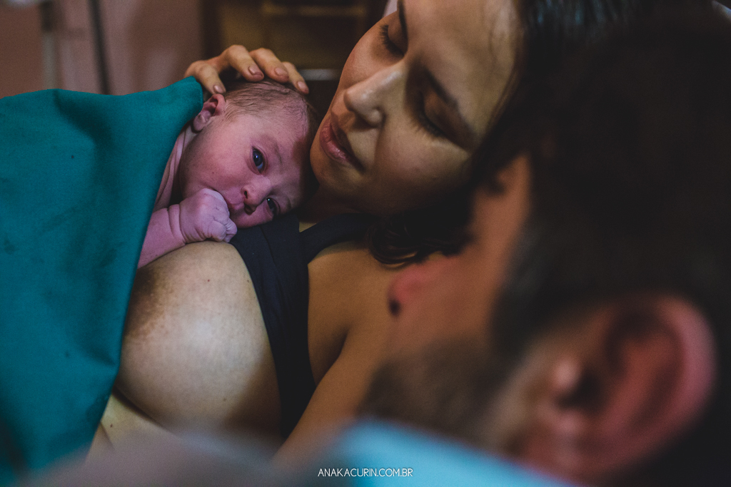 Parto normal humanizado de Maria Julia, filha de Vitor Paravidino e Tatiana Henriques, que aconteceu na Casa de Parto Davi Capistrano em Realengo, Rio de Janeiro, a famosa Casinha, fotografado por Ana Kacurin.