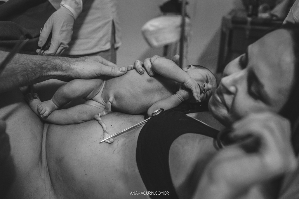 Parto normal humanizado de Maria Julia, filha de Vitor Paravidino e Tatiana Henriques, que aconteceu na Casa de Parto Davi Capistrano em Realengo, Rio de Janeiro, a famosa Casinha, fotografado por Ana Kacurin.