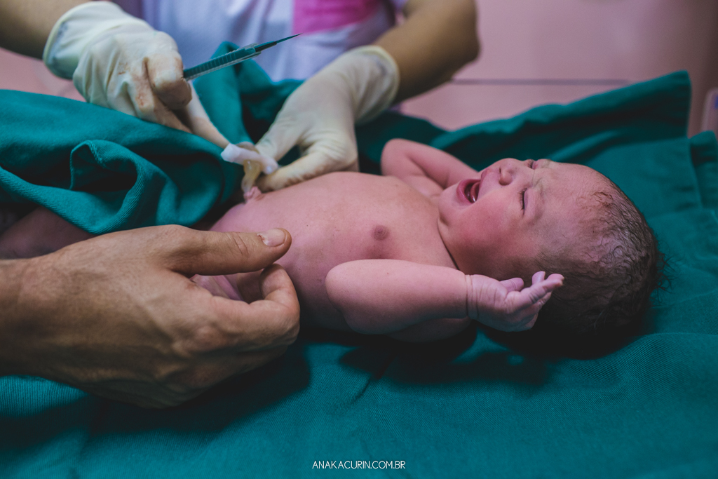 Parto normal humanizado de Maria Julia, filha de Vitor Paravidino e Tatiana Henriques, que aconteceu na Casa de Parto Davi Capistrano em Realengo, Rio de Janeiro, a famosa Casinha, fotografado por Ana Kacurin.