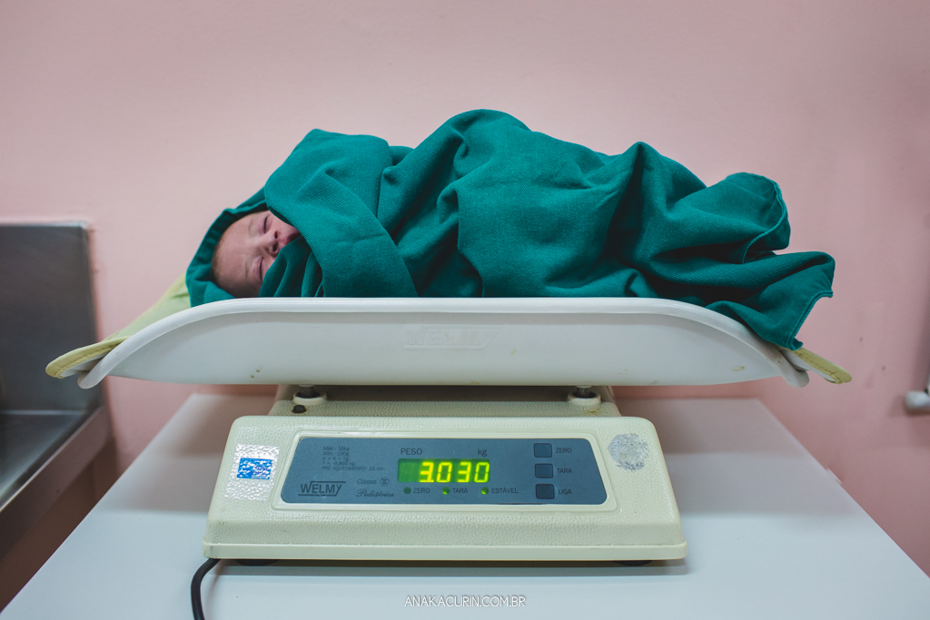 Parto normal humanizado de Maria Julia, filha de Vitor Paravidino e Tatiana Henriques, que aconteceu na Casa de Parto Davi Capistrano em Realengo, Rio de Janeiro, a famosa Casinha, fotografado por Ana Kacurin.