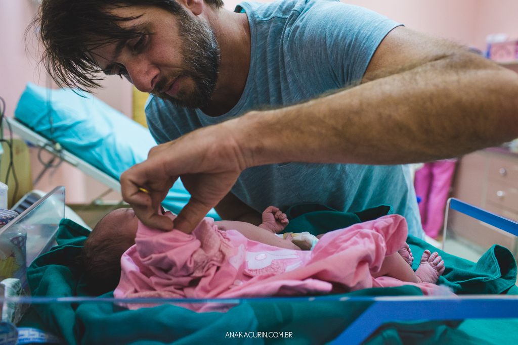 Parto normal humanizado de Maria Julia, filha de Vitor Paravidino e Tatiana Henriques, que aconteceu na Casa de Parto Davi Capistrano em Realengo, Rio de Janeiro, a famosa Casinha, fotografado por Ana Kacurin.