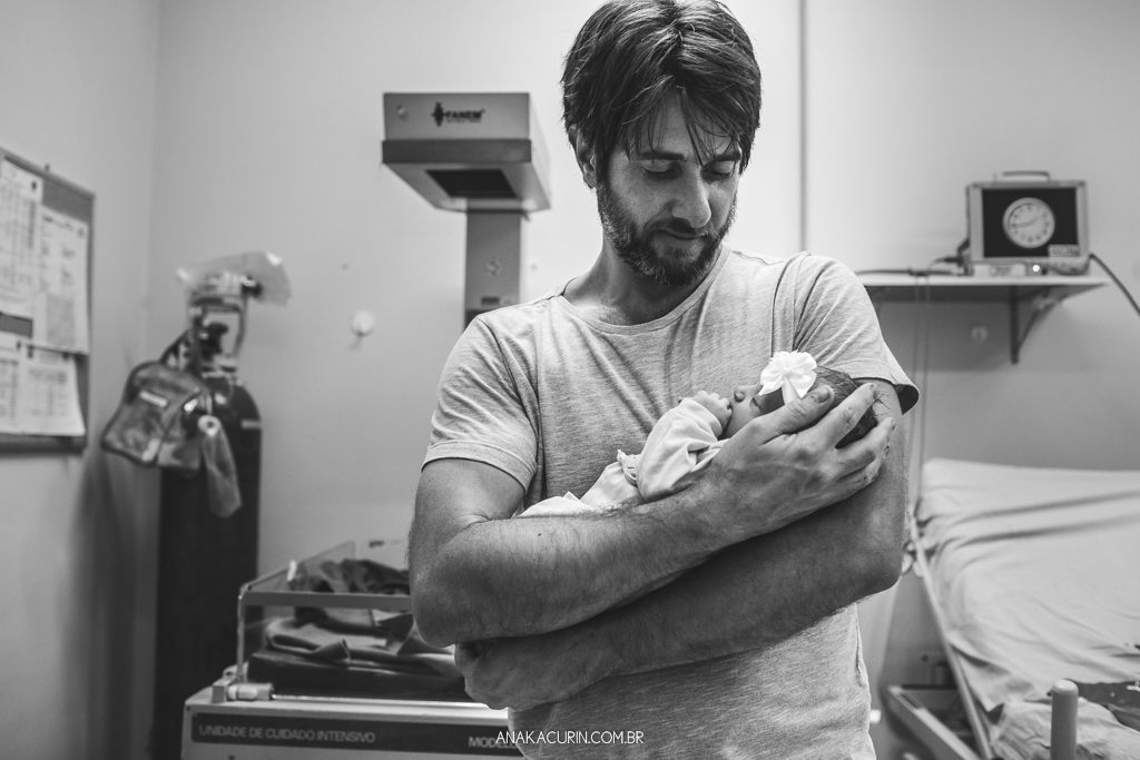 Parto normal humanizado de Maria Julia, filha de Vitor Paravidino e Tatiana Henriques, que aconteceu na Casa de Parto Davi Capistrano em Realengo, Rio de Janeiro, a famosa Casinha, fotografado por Ana Kacurin.