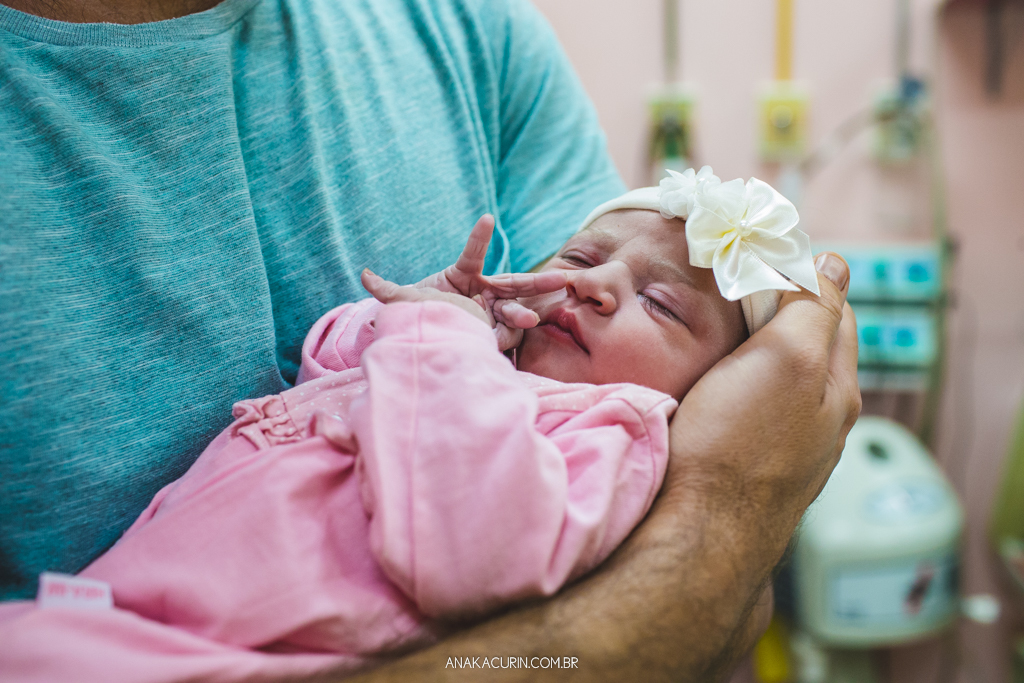 Parto normal humanizado de Maria Julia, filha de Vitor Paravidino e Tatiana Henriques, que aconteceu na Casa de Parto Davi Capistrano em Realengo, Rio de Janeiro, a famosa Casinha, fotografado por Ana Kacurin.